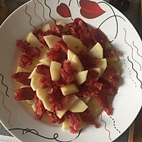土豆蒸腊肠的做法图解2