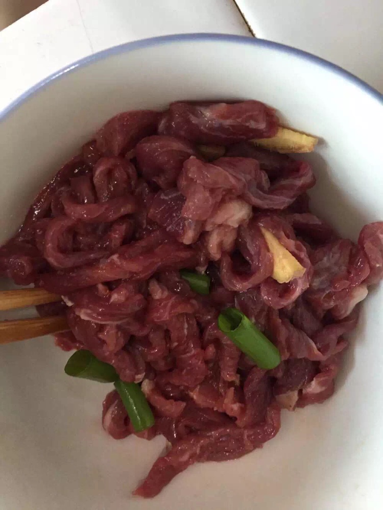 尖椒牛肉的做法图解1