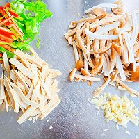 #时令蔬菜最养人#茶树菇炒豆干的做法图解2