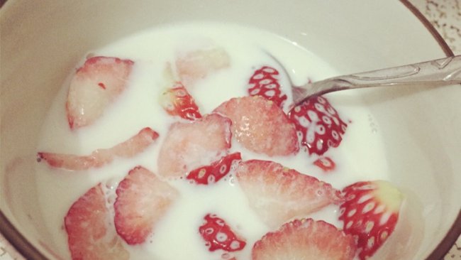 甜甜的幸福草莓牛奶的做法
