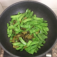 扁豆炒酸菜的做法图解3