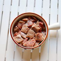 黑蒜子牛肉粒的做法图解1