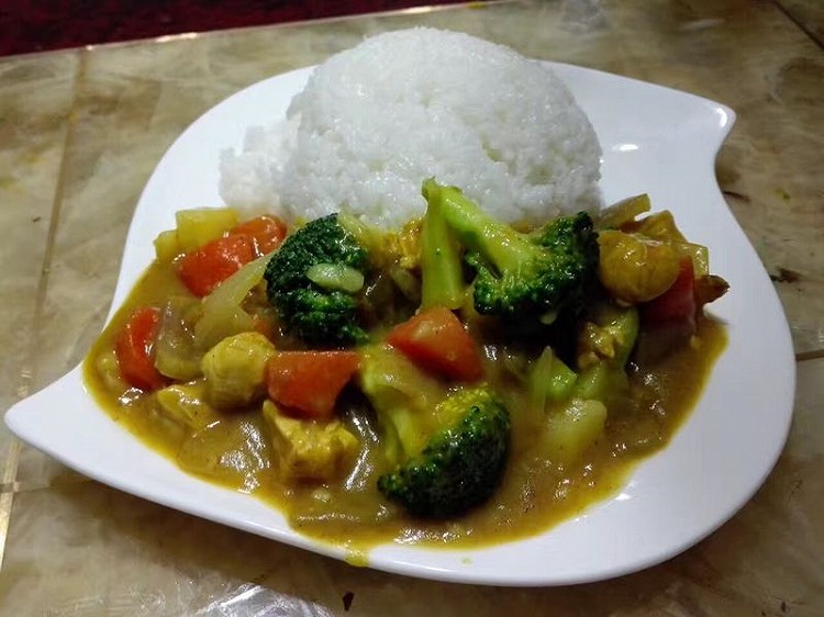 咖喱鸡肉蔬菜饭的做法