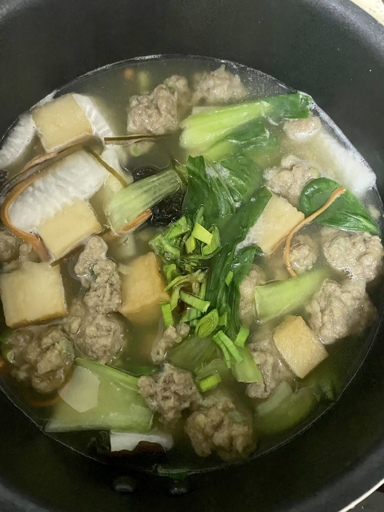 生汆羊肉丸子汤的做法
