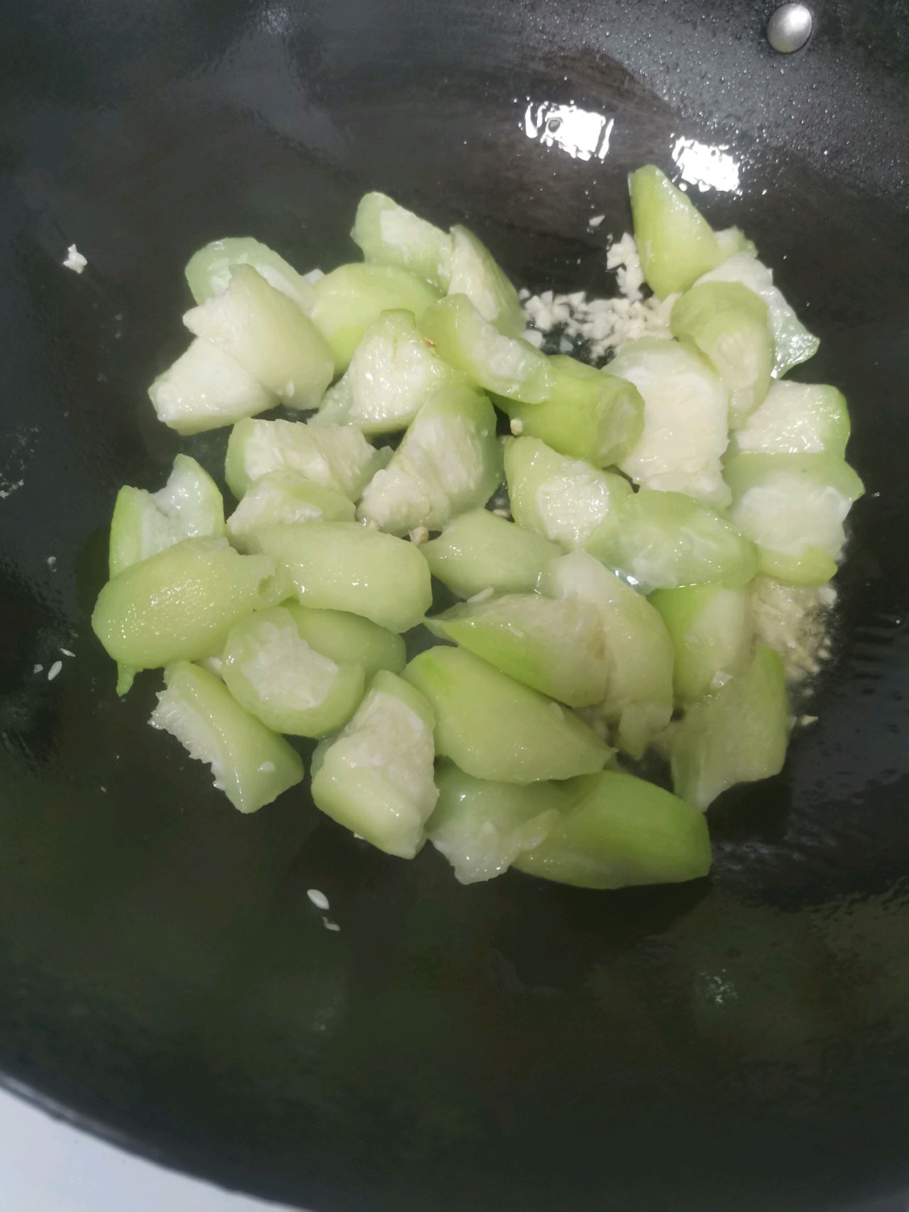 绿油油的清炒丝瓜怎么做_绿油油的清炒丝瓜的做法_豆果美食