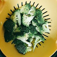 西兰花炒虾仁的做法图解3
