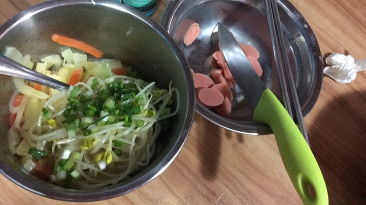 鸡蛋手抓饼的做法图解1