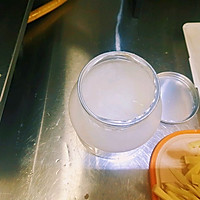 云南野生菌宴席～干巴菌炒洋芋丝的做法图解3