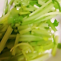 香芹炒腊鸡腿的做法图解2