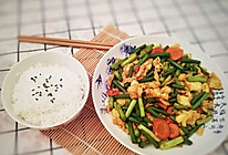家常菜，这么做蒜苔炒鸡蛋，孩子能吃两碗饭的做法