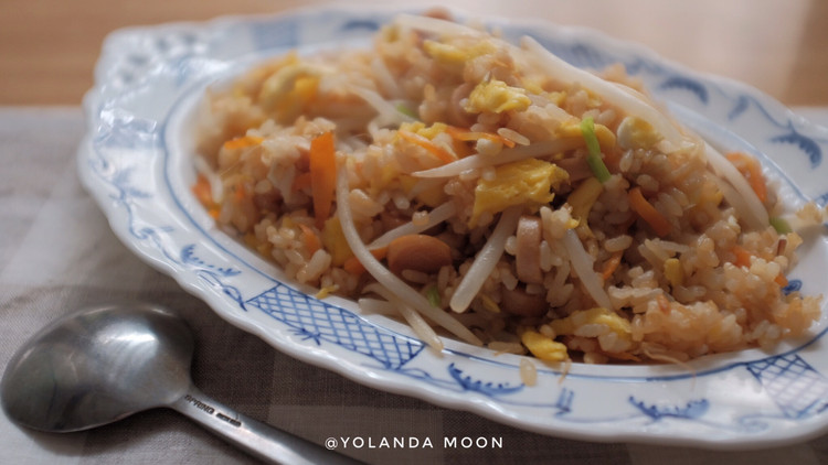 火腿豆芽炒饭的做法