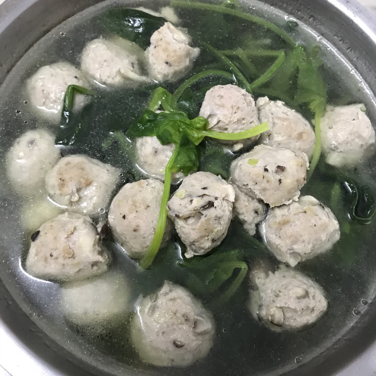 冬菇猪肉丸菠菜汤的做法
