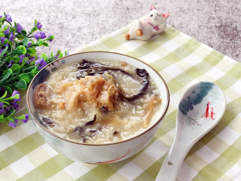 Canton style hot porridge with pork bone and vegetables