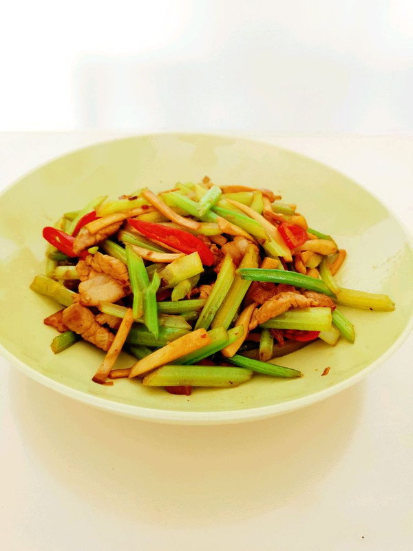 芹菜杏鲍菇小炒肉