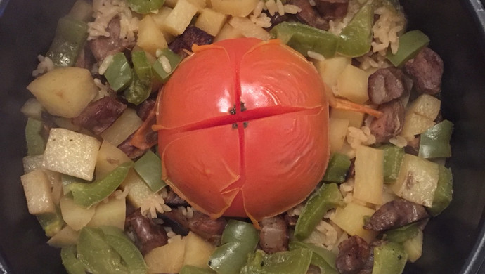西红柿腊肠土豆焖饭