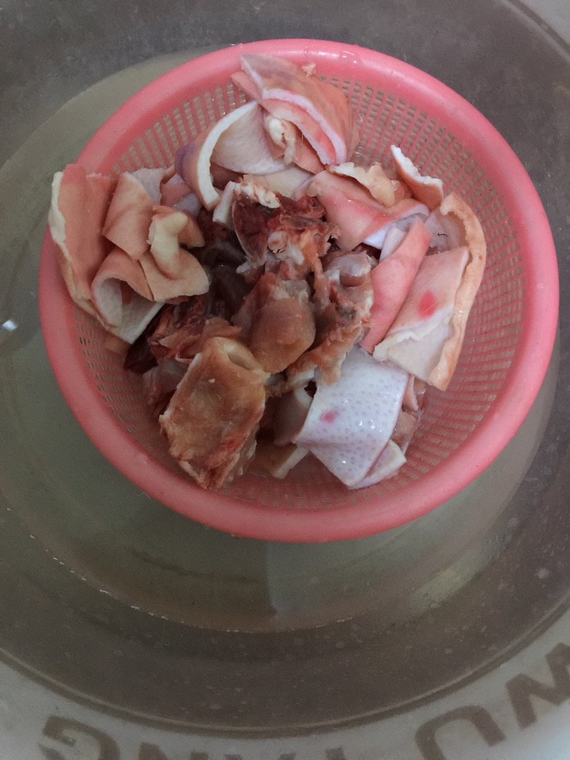 卤猪皮 排骨的做法图解1