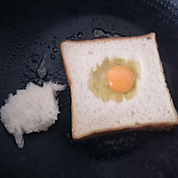 快速早餐#安佳易涂抹黄油#面包片煎蛋的做法图解3
