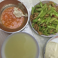 芹菜爆炒鸡汁豆腐串的做法图解3