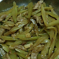 芹菜炒肉的做法图解3