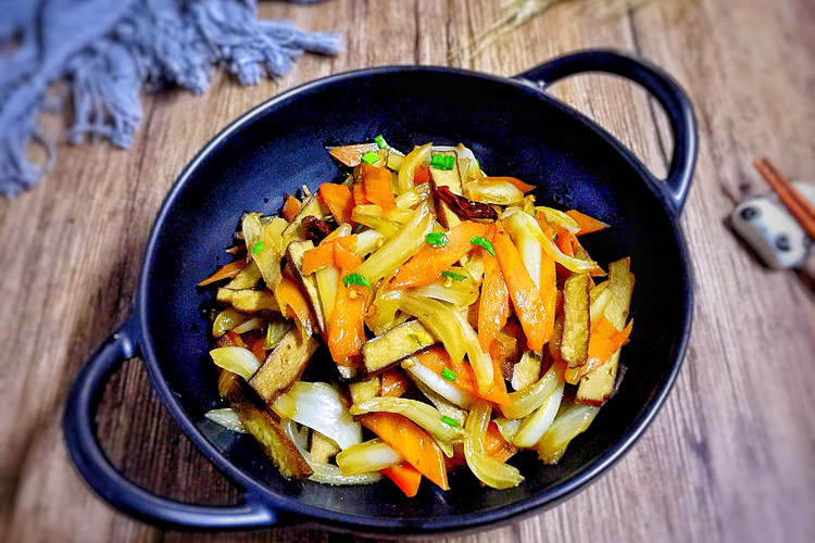 酸辣香干炒菜梗（青菜梗）的做法