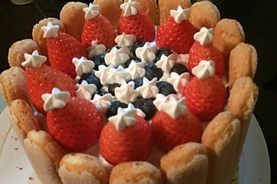 草莓蓝莓鲜奶芒果夹心蛋糕