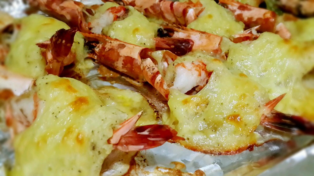 Baked prawns with rum cheese