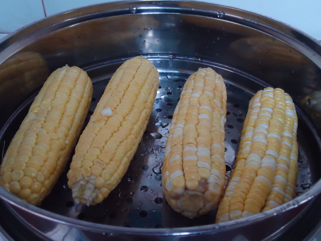 烤玉米步骤,炭火烤玉米怎么烤,农村火烤玉米图片_大山谷图库