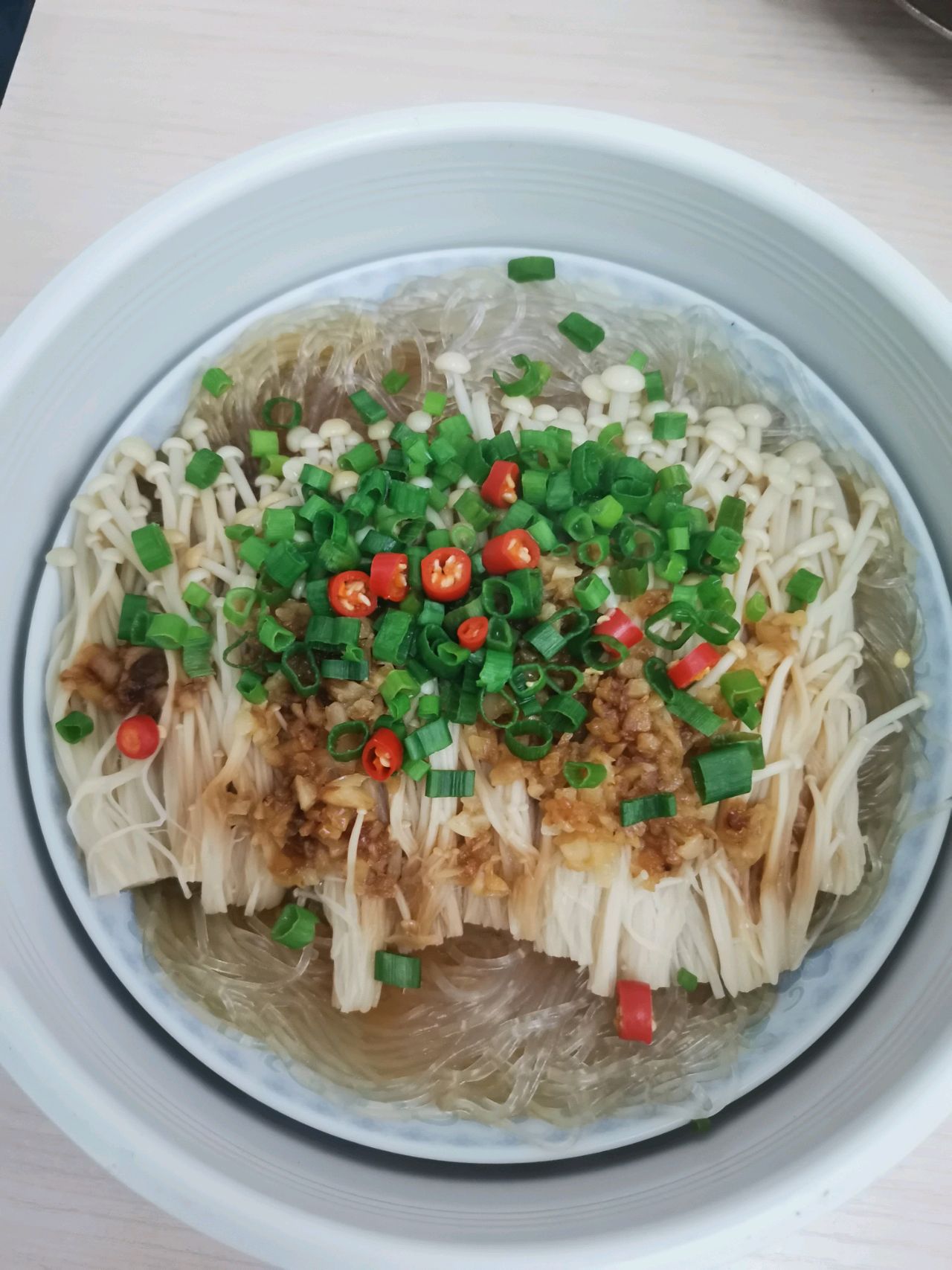 Steamed vermicelli with minced garlic