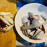 家常红烧带鱼的做法图解1
