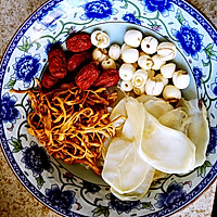 鱼胶虫草莲子汤的做法图解1