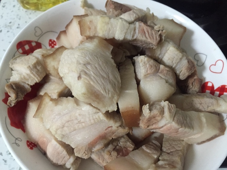 红烧肉炖土豆的做法图解1