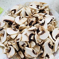 奶油培根蘑菇意面的做法图解1