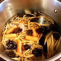 黃花菜木耳煲猪骨汤的做法图解4