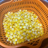 咸蛋黄玉米的做法图解1
