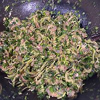 猪肉虾仁西葫芦韭菜大包子的做法图解5
