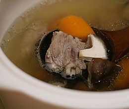 宝宝辅食—胡萝卜香菇排骨汤的做法