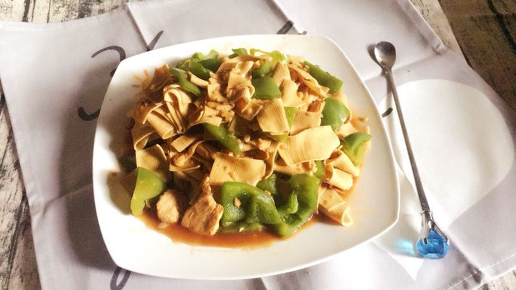 青椒炒豆皮的做法