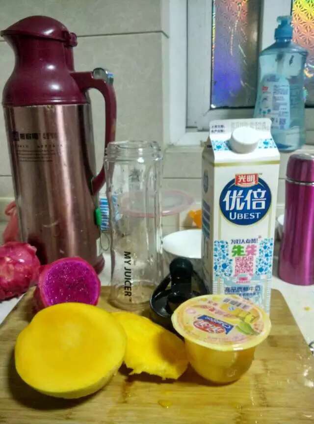 芒果火龙果奶昔的做法图解1