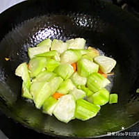 【孕妇食谱】丝瓜烩鱼饼，甜鲜美味，色泽鲜艳、低脂又营养～的做法图解6