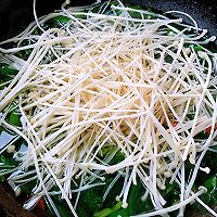 #憋在家吃什么#菠菜金针菇肥牛汤的做法图解8