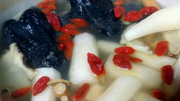 滋补养颜乌鸡汤