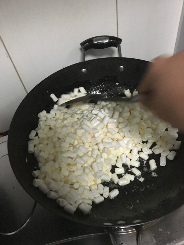 快手牛轧糖的做法图解2
