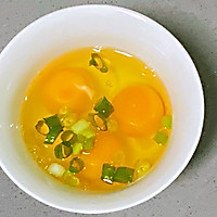 【孕妇食谱】韭黄炒鸡蛋，鸡蛋鲜嫩，简单却美味～的做法图解2