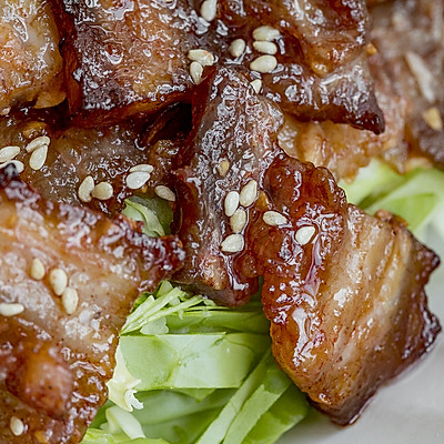 玫瑰腐乳蒜香五花肉 | 焦香诱人