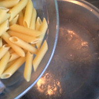 宝宝食谱之牛扒杂粮高汤通心粉的做法图解2