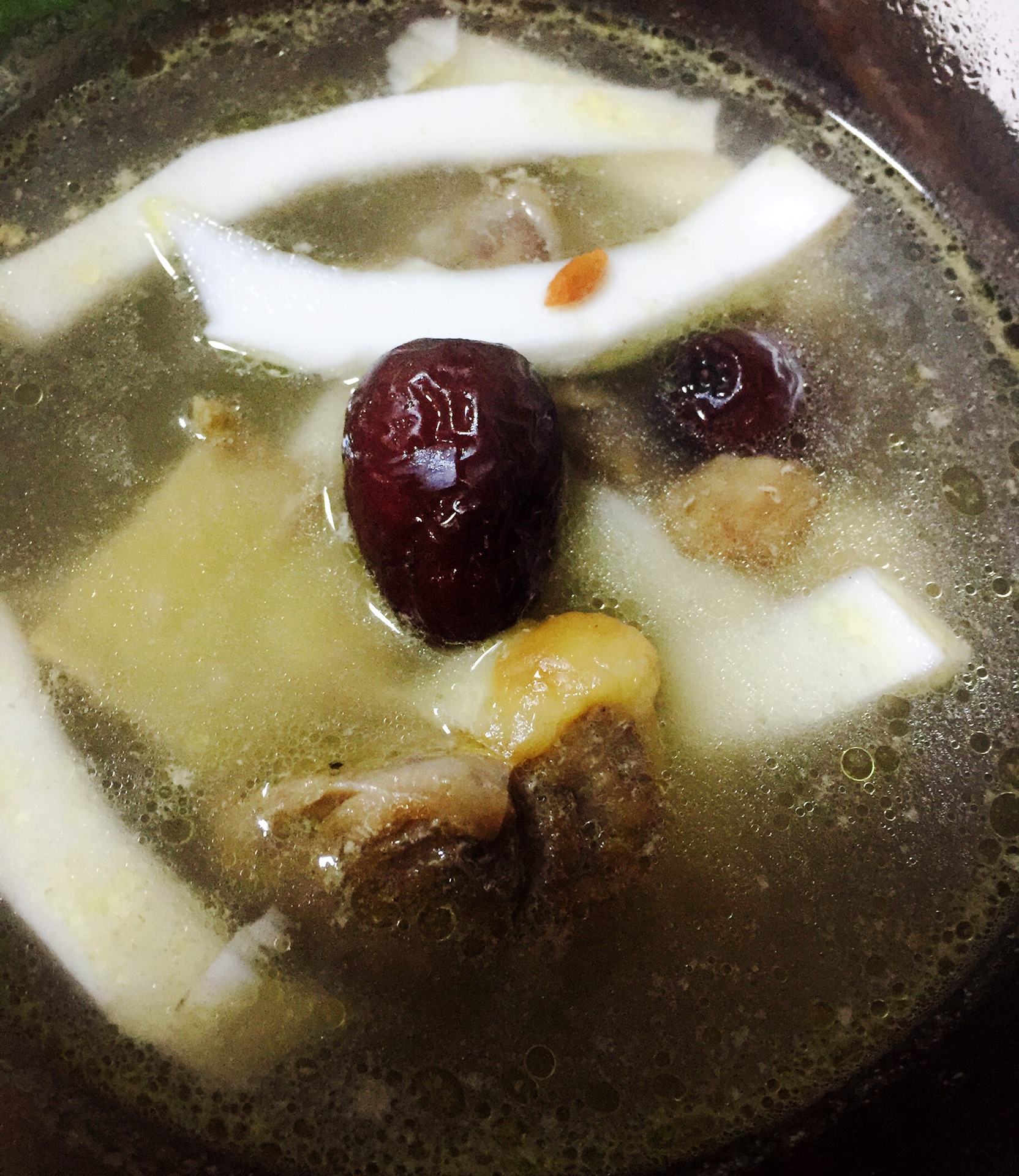 美食推荐：竹荪椰子鸡汤，营养又健康，适合一家三口！_汤汁