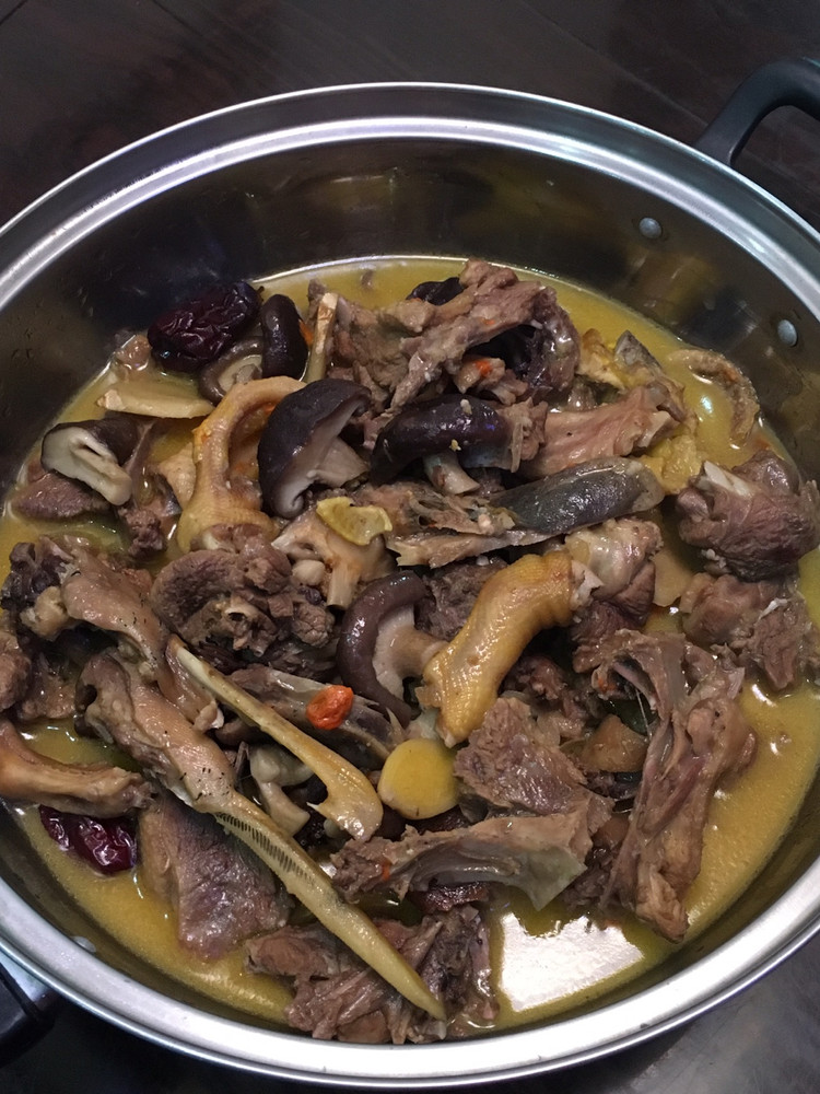 香菇干锅啤酒鸭的做法
