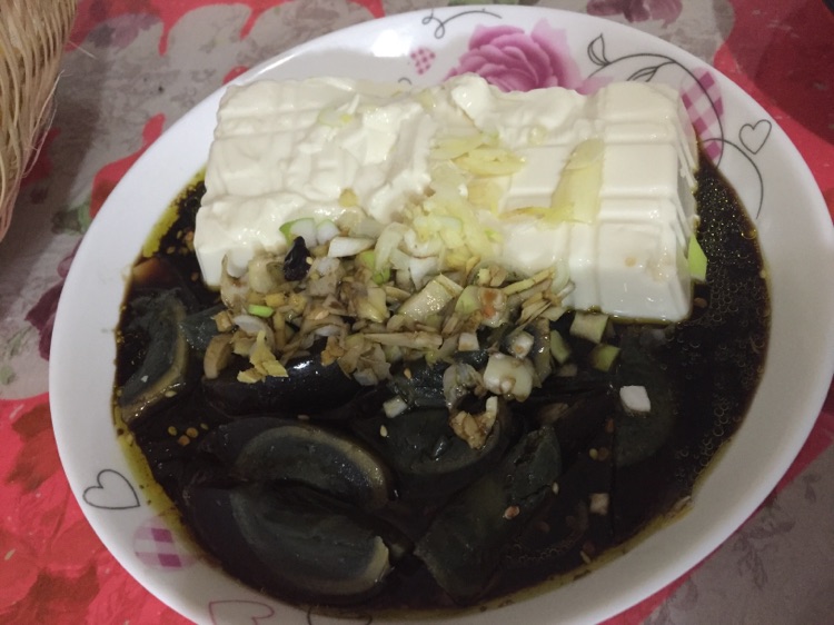 皮蛋豆腐的做法图解1
