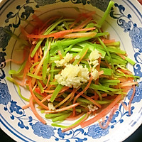 青笋胡萝卜凉拌折耳根的做法图解3