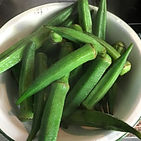 油爆秋葵的做法图解2